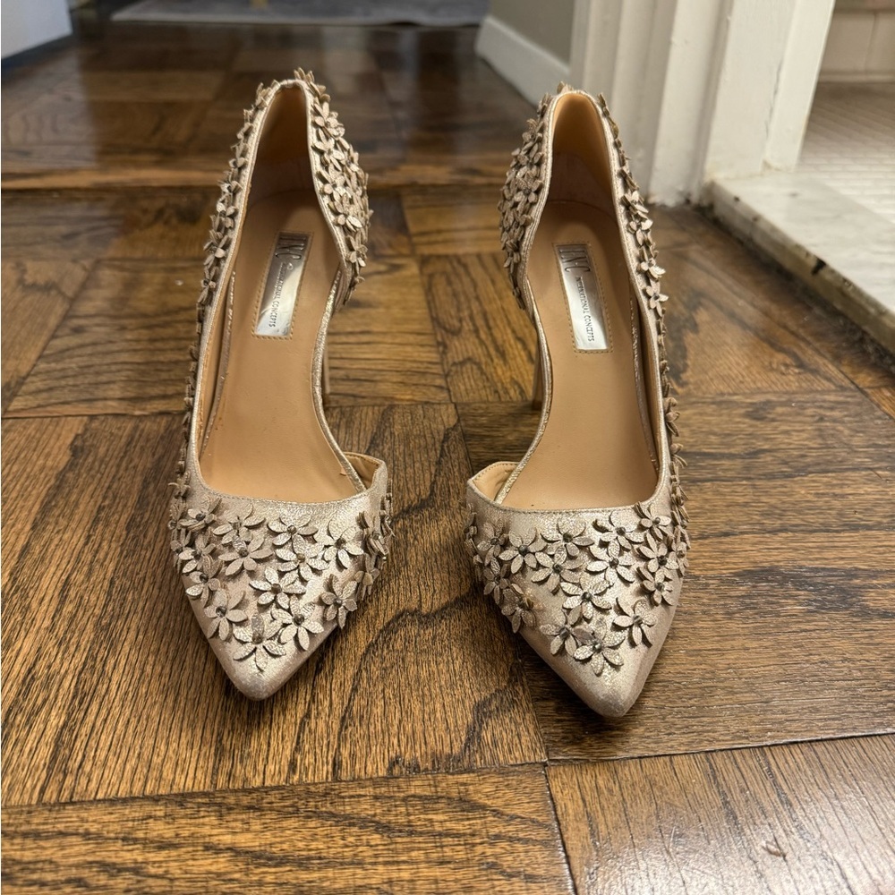 Inc. | Women's Karlay Pearl Gold | Size: US 7 | Metallic Gold Pumps with Flowers - Picture 2 of 6
